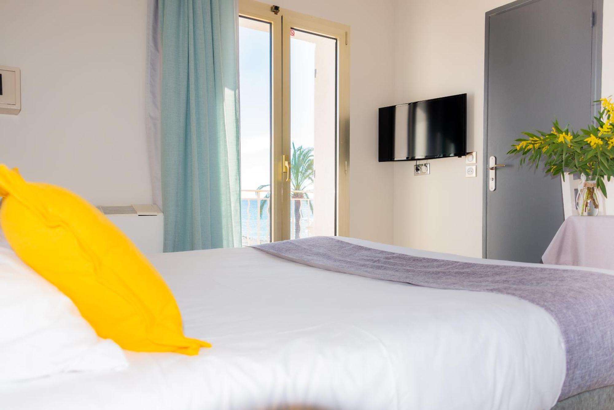 Hotel Et Appartements Reine D'Azur 罗克布吕讷-卡普马丹 外观 照片