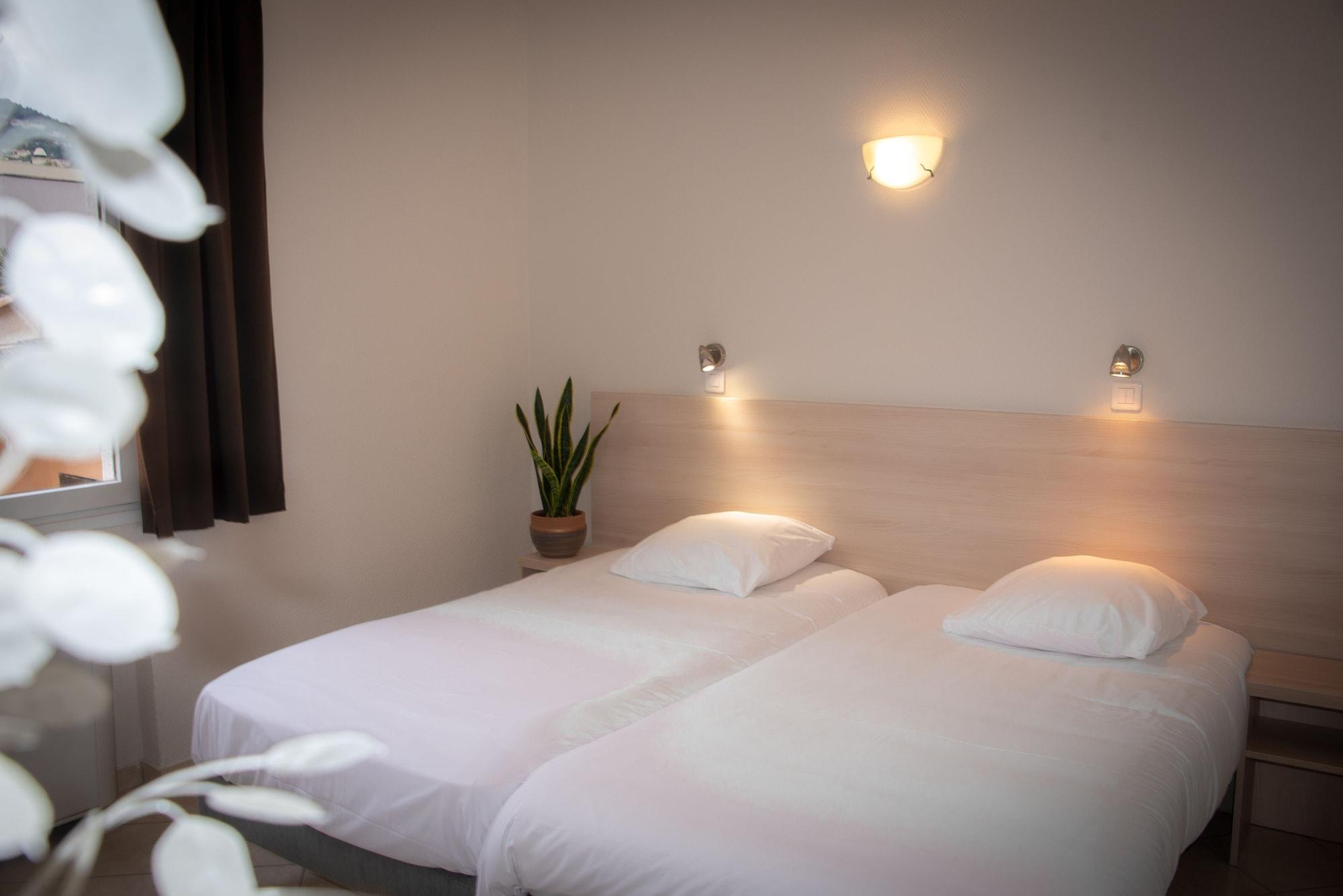 Hotel Et Appartements Reine D'Azur 罗克布吕讷-卡普马丹 外观 照片