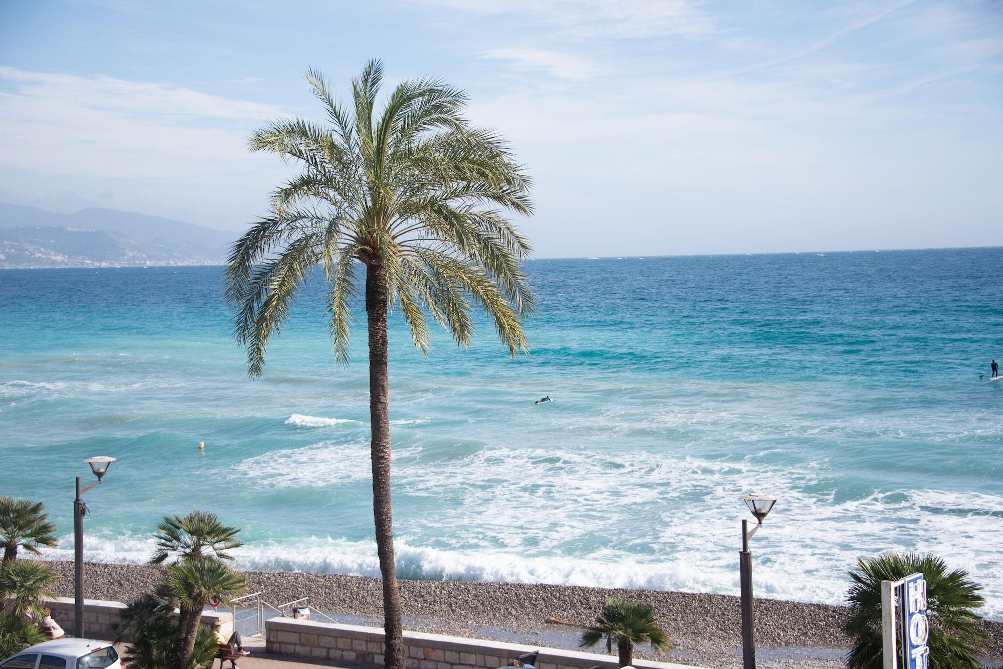 Hotel Et Appartements Reine D'Azur 罗克布吕讷-卡普马丹 外观 照片