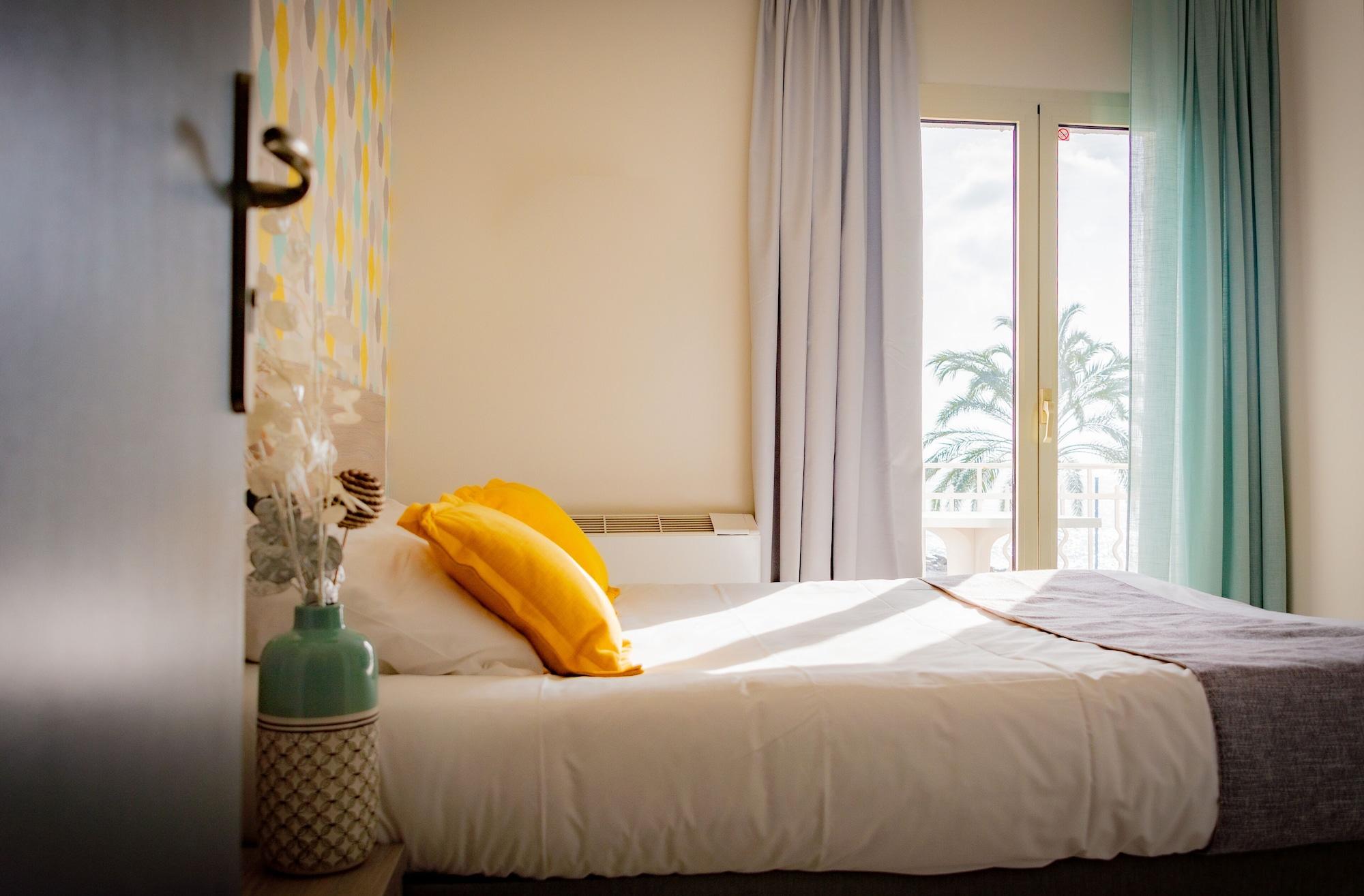 Hotel Et Appartements Reine D'Azur 罗克布吕讷-卡普马丹 外观 照片