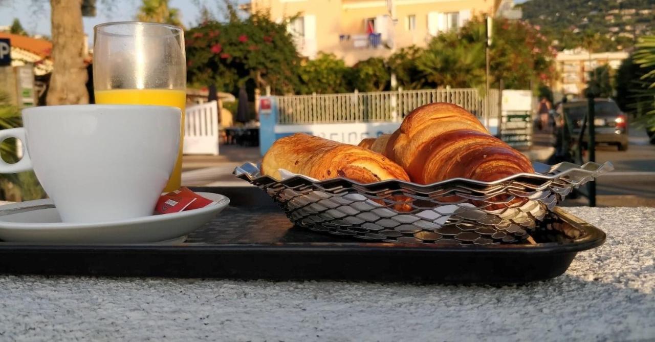 Hotel Et Appartements Reine D'Azur 罗克布吕讷-卡普马丹 外观 照片