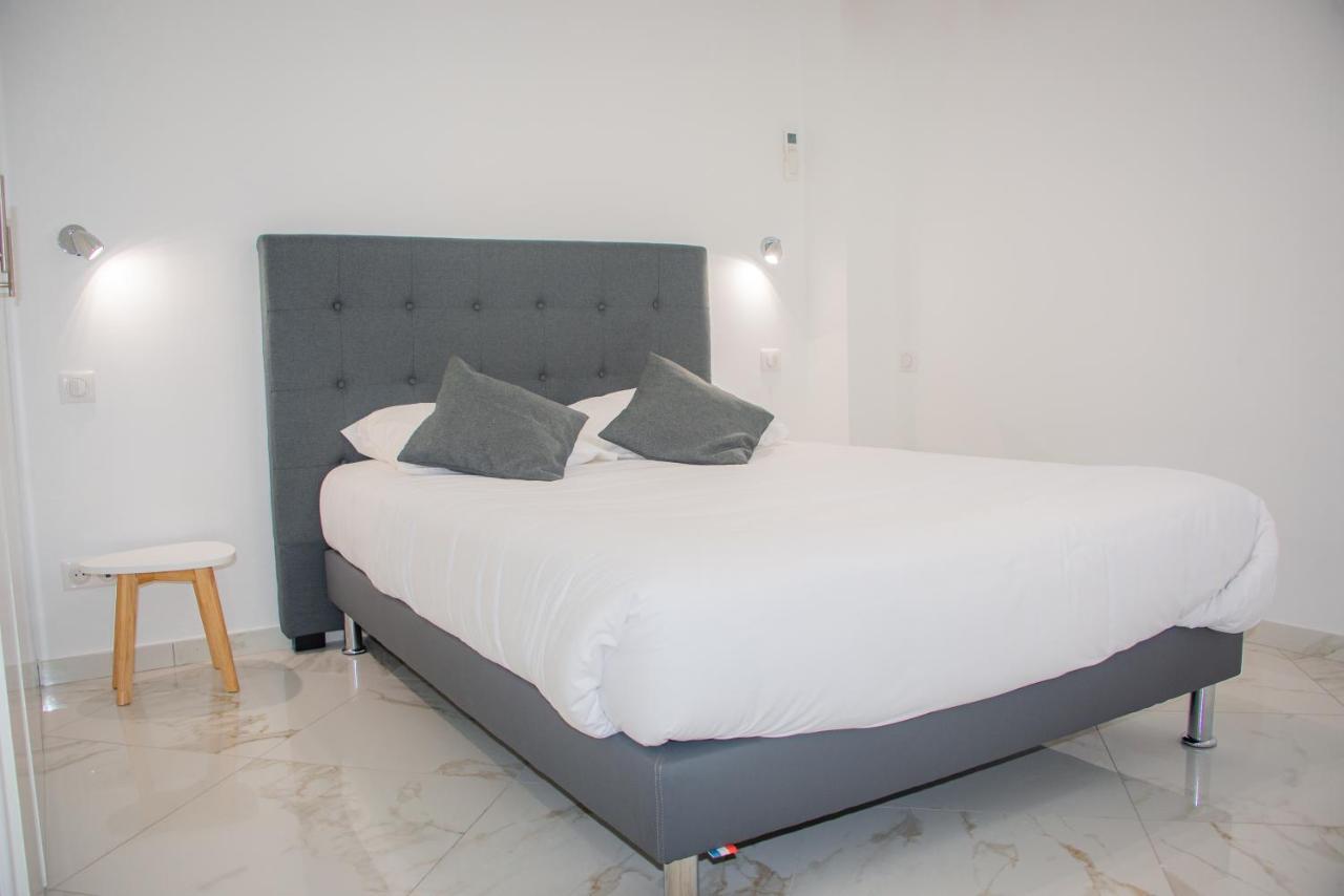 Hotel Et Appartements Reine D'Azur 罗克布吕讷-卡普马丹 外观 照片